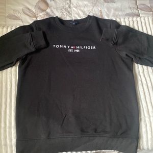 I’m selling this Tommy Hilfiger sweat shirt size XS